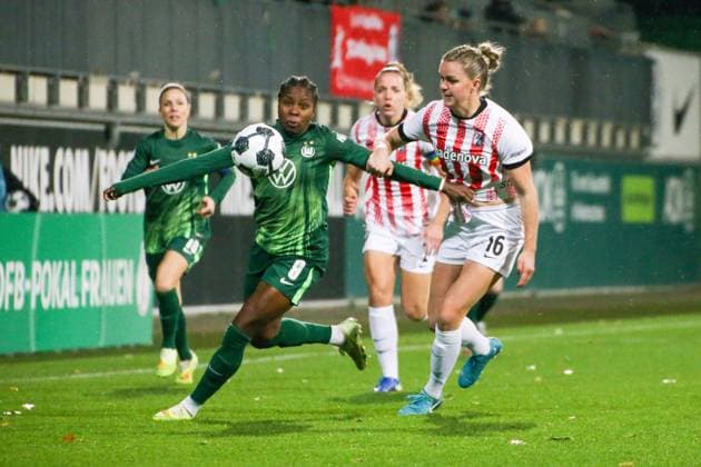 15 11 2025, xgrfx, Soccer DFB Pokal Women Round of 16 , VfL Wolfsburg SC Freiburg v l Lineth Beerensteyn VfL Wolfsburg , Greta Stegemann SC Freiburg DFL DFB REGULATIONS PROHIBIT ANY USE OF PHOTOGRAPHS as IMAGE SEQUENCES and or QUASI VIDEO AOK Stadion