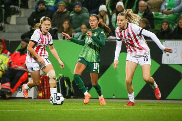 15 11 2025, xgrfx, Soccer DFB Pokal Women Round of 16 , VfL Wolfsburg SC Freiburg v l Nia Szenk SC Freiburg , Kessya Bussy VfL Wolfsburg , Mia Lena Maas SC Freiburg DFL DFB REGULATIONS PROHIBIT ANY USE OF PHOTOGRAPHS as IMAGE SEQUENCES and or QUASI VIDEO AOK Stadion