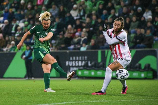 15 11 2025, xgrfx, Soccer DFB Pokal Women Round of 16 , VfL Wolfsburg SC Freiburg v l Lena Lattwein VfL Wolfsburg , Aurelie Csillag SC Freiburg DFL DFB REGULATIONS PROHIBIT ANY USE OF PHOTOGRAPHS as IMAGE SEQUENCES and or QUASI VIDEO AOK Stadion