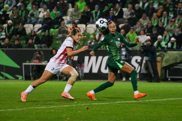 15 11 2025, xgrfx, Soccer DFB Pokal Women Round of 16 , VfL Wolfsburg SC Freiburg v l Nia Szenk SC Freiburg , Kessya Bussy VfL Wolfsburg DFL DFB REGULATIONS PROHIBIT ANY USE OF PHOTOGRAPHS as IMAGE SEQUENCES and or QUASI VIDEO AOK Stadion