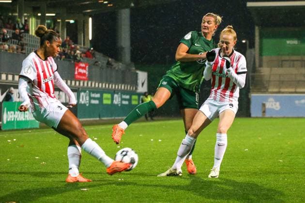 15 11 2025, xgrfx, Soccer DFB Pokal Women Round of 16 , VfL Wolfsburg SC Freiburg v l Aurelie Csillag SC Freiburg , Alexandra Popp VfL Wolfsburg , Meret Felde SC Freiburg DFL DFB REGULATIONS PROHIBIT ANY USE OF PHOTOGRAPHS as IMAGE SEQUENCES and or QUASI VIDEO AOK Stadion