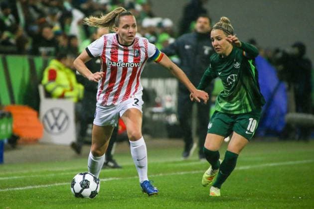 15 11 2025, xgrfx, Soccer DFB Pokal Women Round of 16 , VfL Wolfsburg SC Freiburg v l Lisa Karl SC Freiburg , Svenja Huth VfL Wolfsburg DFL DFB REGULATIONS PROHIBIT ANY USE OF PHOTOGRAPHS as IMAGE SEQUENCES and or QUASI VIDEO AOK Stadion