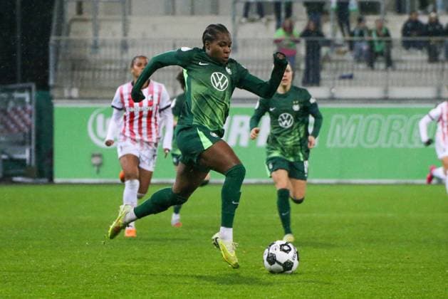 15 11 2025, xgrfx, Football DFB Cup Womens Round of 16 , VfL Wolfsburg SC Freiburg v l Lineth Beerensteyn VfL Wolfsburg DFL DFB REGULATIONS PROHIBIT ANY USE OF PHOTOGRAPHS as IMAGE SEQUENCES and or QUASI VIDEO AOK Stadion