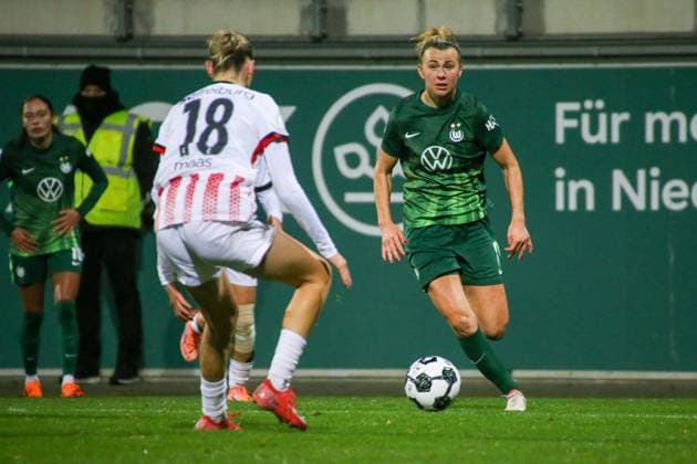 15 11 2025, xgrfx, Soccer DFB Pokal Women Round of 16 , VfL Wolfsburg SC Freiburg v l Mia Lena Maas SC Freiburg , Lena Lattwein VfL Wolfsburg DFL DFB REGULATIONS PROHIBIT ANY USE OF PHOTOGRAPHS as IMAGE SEQUENCES and or QUASI VIDEO AOK Stadion