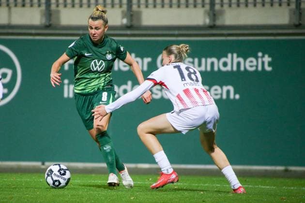 15 11 2025, xgrfx, Soccer DFB Pokal Women Round of 16 , VfL Wolfsburg SC Freiburg v l Lena Lattwein VfL Wolfsburg , Mia Lena Maas SC Freiburg DFL DFB REGULATIONS PROHIBIT ANY USE OF PHOTOGRAPHS as IMAGE SEQUENCES and or QUASI VIDEO AOK Stadion
