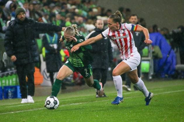15 11 2025, xgrfx, Soccer DFB Pokal Women Round of 16 , VfL Wolfsburg SC Freiburg v l Thea Bjelde VfL Wolfsburg , Lisa Karl SC Freiburg DFL DFB REGULATIONS PROHIBIT ANY USE OF PHOTOGRAPHS as IMAGE SEQUENCES and or QUASI VIDEO AOK Stadion