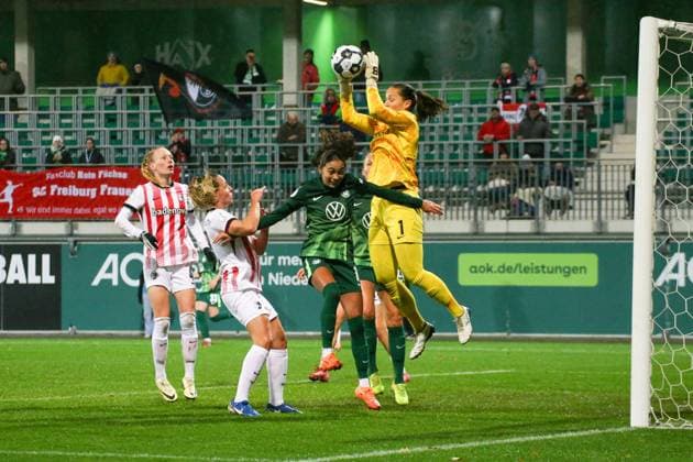 15 11 2025, xgrfx, Soccer DFB Pokal Women Round of 16 , VfL Wolfsburg SC Freiburg v l Kessya Bussy VfL Wolfsburg , Laura Benkrath SC Freiburg DFL DFB REGULATIONS PROHIBIT ANY USE OF PHOTOGRAPHS as IMAGE SEQUENCES and or QUASI VIDEO AOK Stadion