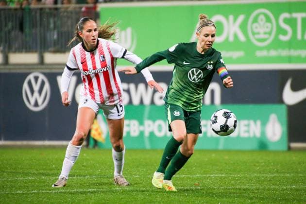 15 11 2025, xgrfx, Soccer DFB Pokal Women Round of 16 , VfL Wolfsburg SC Freiburg v l Maj Schneider SC Freiburg , Svenja Huth VfL Wolfsburg DFL DFB REGULATIONS PROHIBIT ANY USE OF PHOTOGRAPHS as IMAGE SEQUENCES and or QUASI VIDEO AOK Stadion