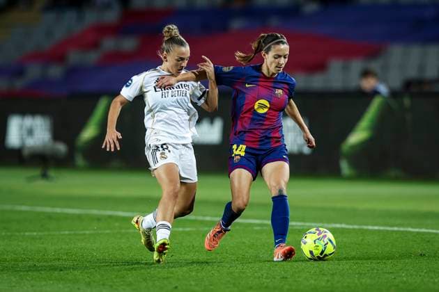 FC Barcelona, Barca v Real Madrid - Liga F Moeve Aitana Bonmati of FC Barcelona controls the ball while being defended by Irune Dorado of Real Madrid during the Liga F Moeve match between FC Barcelona Femeni and Real Madrid Femenino at Estadi Olimpic Lluis Companys in Barcelona, Spain, on November 15, 2025. Barcelona Spain  Copyright: xGongorax originalFilename:bonilla-fcbarcel251115_nph14.jpg