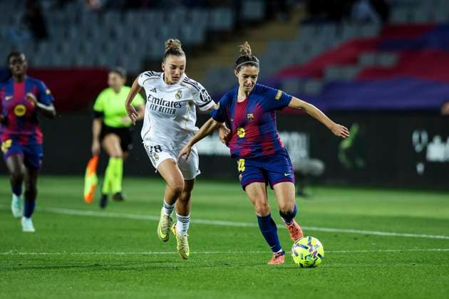 FC Barcelona, Barca v Real Madrid - Liga F Moeve Aitana Bonmati of FC Barcelona controls the ball while being defended by Irune Dorado of Real Madrid during the Liga F Moeve match between FC Barcelona Femeni and Real Madrid Femenino at Estadi Olimpic Lluis Companys in Barcelona, Spain, on November 15, 2025. Barcelona Spain  Copyright: xGongorax originalFilename:bonilla-fcbarcel251115_npZ2o.jpg
