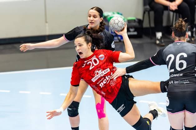 15 11 2025, GER, Handball, Women, Season 2025 2026, Alsco 1 Bl, 8 Matchday, Thueringer HC TuS Metzingen Jana Scheib Thueringer HC,20 , Svenja Huebner TuS Metzingen , Santina Sabatnig TuS Metzingen 99947 Bad Langensalza Salza Halle Sporthalle Mehrz Thüringen Germany