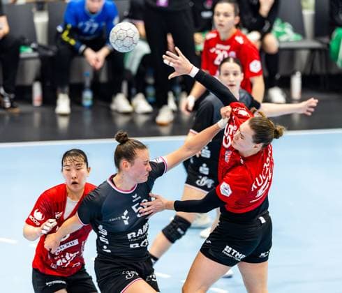 15 11 2025, GER, Handball, Women, Season 2025 2026, Alsco 1 Bl, 8 Matchday, Thueringer HC TuS Metzingen Carolin Huebner TuS Metzingen , Csenge Kuczora Thueringer HC,59 99947 Bad Langensalza Salza Halle Sporthalle Mehrz Thüringen Germany
