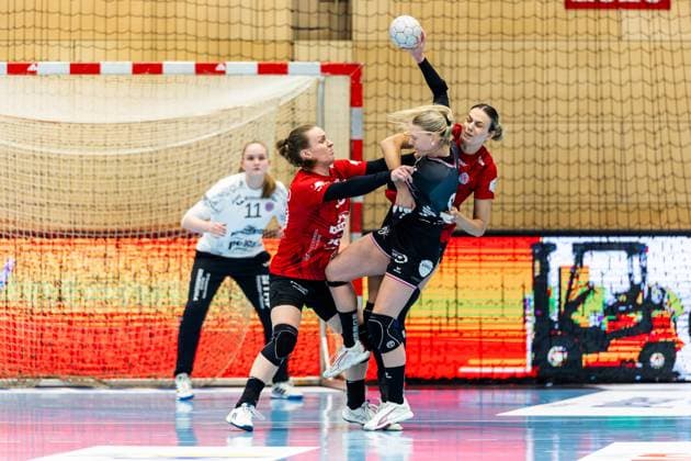 15 11 2025, GER, Handball, Women, Season 2025 2026, Alsco 1 Bl, 8 Matchday, Thueringer HC TuS Metzingen Charlotte Cholevova TuS Metzingen , Luca Farago Thueringer HC,19 , Anika Niederwieser Thueringer HC,14 99947 Bad Langensalza Salza Halle Sporthalle Mehrz Thüringen Germany