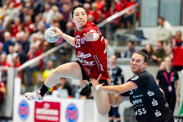15 11 2025, GER, Handball, Women, Season 2025 2026, Alsco 1 Bl, 8 Matchday, Thueringer HC TuS Metzingen Natsuki Aizawa Thueringer HC,23 99947 Bad Langensalza Salza Halle Sporthalle Mehrz Thüringen Germany