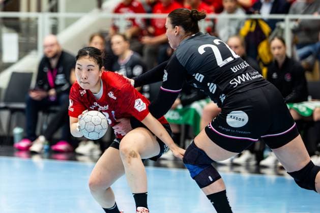 15 11 2025, GER, Handball, Women, Season 2025 2026, Alsco 1 Bl, 8 Matchday, Thueringer HC TuS Metzingen Natsuki Aizawa Thueringer HC,23 , Gabriela Bitolo TuS Metzingen 99947 Bad Langensalza Salza Halle Sporthalle Mehrz Thüringen Germany
