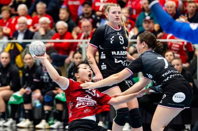 15 11 2025, GER, Handball, Women, Season 2025 2026, Alsco 1 Bl, 8 Matchday, Thueringer HC TuS Metzingen Sabrina Troester TuS Metzingen , Natsuki Aizawa Thueringer HC,23 99947 Bad Langensalza Salza Halle Sporthalle Mehrz Thüringen Germany