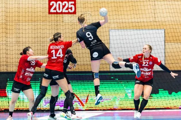 15 11 2025, GER, Handball, Women, Season 2025 2026, Alsco 1 Bl, 8 Matchday, Thueringer HC TuS Metzingen Anika Niederwieser Thueringer HC,14 , Naina Klein TuS Metzingen 99947 Bad Langensalza Salza Halle Sporthalle Mehrz Thüringen Germany