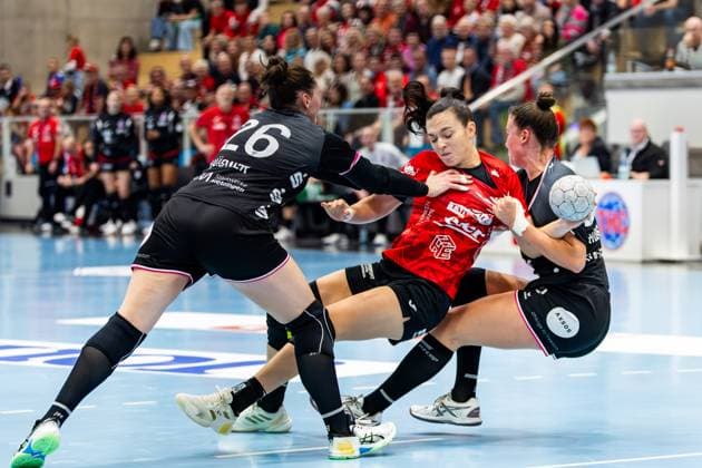 15 11 2025, GER, Handball, Women, Season 2025 2026, Alsco 1 Bl, 8 Matchday, Thueringer HC TuS Metzingen Svenja Huebner TuS Metzingen , Jana Scheib Thueringer HC,20 , Carolin Huebner TuS Metzingen 99947 Bad Langensalza Salza Halle Sporthalle Mehrz Thüringen Germany