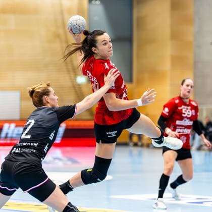 15 11 2025, GER, Handball, Women, Season 2025 2026, Alsco 1 Bl, 8 Matchday, Thueringer HC TuS Metzingen Selina Lindemann TuS Metzingen , Jana Scheib Thueringer HC,20 99947 Bad Langensalza Salza Halle Sporthalle Mehrz Thüringen Germany
