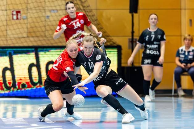 15 11 2025, GER, Handball, Women, Season 2025 2026, Alsco 1 Bl, 8 Matchday, Thueringer HC TuS Metzingen Klara Schlegel TuS Metzingen , Rikke Hoffbeck Petersen Thueringer HC,22 99947 Bad Langensalza Salza Halle Sporthalle Mehrz Thüringen Germany