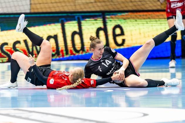 15 11 2025, GER, Handball, Women, Season 2025 2026, Alsco 1 Bl, 8 Matchday, Thueringer HC TuS Metzingen Rikke Hoffbeck Petersen Thueringer HC,22 , Klara Schlegel TuS Metzingen 99947 Bad Langensalza Salza Halle Sporthalle Mehrz Thüringen Germany