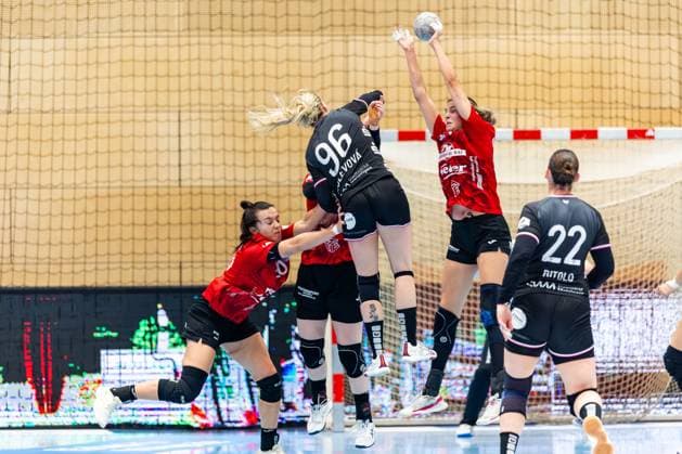 15 11 2025, GER, Handball, Women, Season 2025 2026, Alsco 1 Bl, 8 Matchday, Thueringer HC TuS Metzingen Charlotte Cholevova TuS Metzingen , Anika Niederwieser Thueringer HC,14 99947 Bad Langensalza Salza Halle Sporthalle Mehrz Thüringen Germany