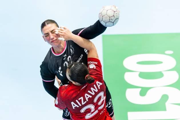15 11 2025, GER, Handball, Women, Season 2025 2026, Alsco 1 Bl, 8 Matchday, Thueringer HC TuS Metzingen Gabriela Bitolo TuS Metzingen , Natsuki Aizawa Thueringer HC,23 99947 Bad Langensalza Salza Halle Sporthalle Mehrz Thüringen Germany
