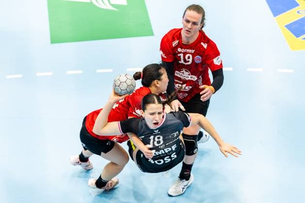 15 11 2025, GER, Handball, Women, Season 2025 2026, Alsco 1 Bl, 8 Matchday, Thueringer HC TuS Metzingen Santina Sabatnig TuS Metzingen , Natsuki Aizawa Thueringer HC,23 , Luca Farago Thueringer HC,19 99947 Bad Langensalza Salza Halle Sporthalle Mehrz Thüringen Germany