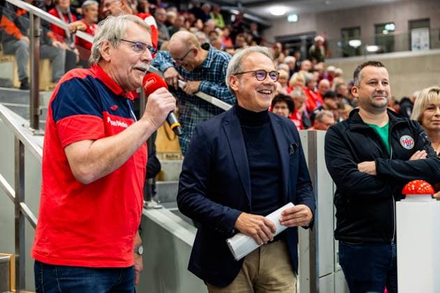 15 11 2025, GER, Handball, Women, Season 2025 2026, Alsco 1 Bl, 8 Matchday, Thueringer HC TuS Metzingen Georg Maier Minister of the Interior of Thuringia, SPD at the home match of the Thueringer HC, 1 Handball Bundesliga Women, to hand over a donation of 1572,00⬠for the purchase of a defibrillator for the Salza Halle 99947 Bad Langensalza Salza Halle Sporthalle Mehrz Thüringen Germany