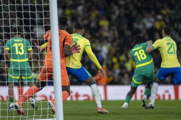 Mendy of Senegal and Casemiro of Brazil fighting for possession during the International Friendly, Länderspiel, Nationalmannschaft match between Brazil vs Senegal at Emirates Stadium on November 15th,2025 (Photo by Joao Bravo Sports Press Photo) Copyright: xJoaoxBravox Sportspressphoto_SPR62295