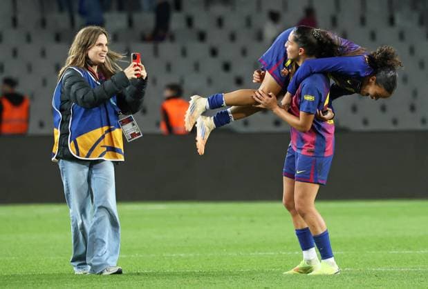 FC Barcelona, Barca v Real Madrid - Liga F Moeve Vicky Lopez and Kika Nazareth celebrate at the end of the match between FC Barcelona Women and Real Madrid CF Women, corresponding to week 11 of the Liga F Moeve, played at the Olimpic Stadium Lluis Companys, in Barcelona, Spain, on November 15, 2025. Barcelona Barcelona Spain  Copyright: xUrbanandsportx originalFilename:urbanandsport-fcbarcel251115_npcpQ.jpg