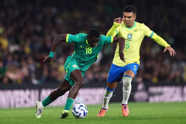 Brasilien gegen Senegal 15. November 2025, London Internationales Freundschaftsspiel Brasilien gegen Senegal Ismaila Sarr (Senegal) und Casemiro (Brasilien) Foto Jacques Feeney Abseits London UK  Copyright: xJacquesxFeeneyx xOffsidexOffside