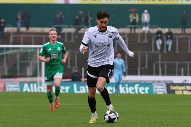 15 11 2025, xrekx, Soccer Regionalliga Suedwest, FC Homburg SV Sandhausen v l David Mamutovic SV Sandhausen DFL DFB REGULATIONS PROHIBIT ANY USE OF PHOTOGRAPHS as IMAGE SEQUENCES and or QUASI VIDEO Homburg