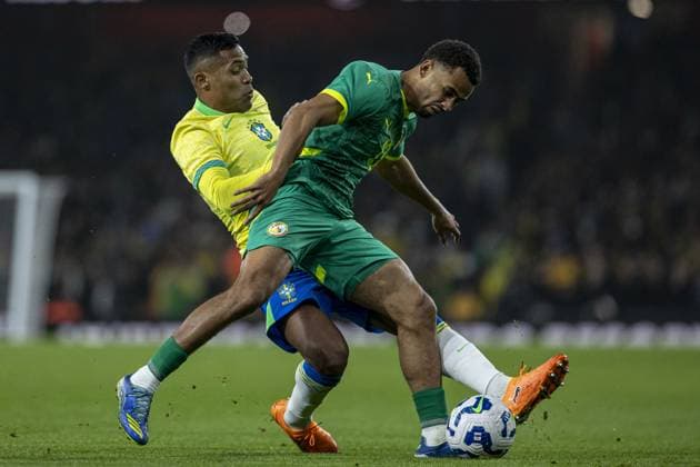 Alex Sandro of Brazil and Ndiaye of Senegal fighting for possession during the International Friendly, Länderspiel, Nationalmannschaft match between Brazil vs Senegal at Emirates Stadium on November 15th,2025 (Photo by Joao Bravo Sports Press Photo) Copyright: xJoaoxBravox Sportspressphoto_SPR62303