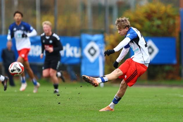 10 Jonas Finn Hartig Hamburger SV U19 Football I Juniors I Friendly match I Season 2025 2026 I Hamburger SV U19 Esbjerg fB U19 I 15 11 2025 I Paul Hauenschild Sportanlage