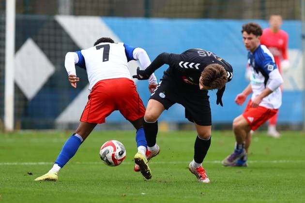 7 Jan Luca Bugaj Hamburger SV U19 , 18 Gustav Tranbjerg Esbjerg fB U19 Football I Juniors I Friendly match I Season 2025 2026 I Hamburger SV U19 Esbjerg fB U19 I 15 11 2025 I Paul Hauenschild Sportanlage