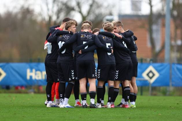Team circle of Esbjerg fB U19 Football I Juniors I Friendly match I Season 2025 2026 I Hamburger SV U19 Esbjerg fB U19 I 15 11 2025 I Paul Hauenschild Sportanlage