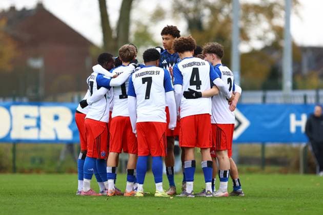 Team circle of Hamburger SV U19 Football I Juniors I Friendly match I Season 2025 2026 I Hamburger SV U19 Esbjerg fB U19 I 15 11 2025 I Paul Hauenschild Sportanlage