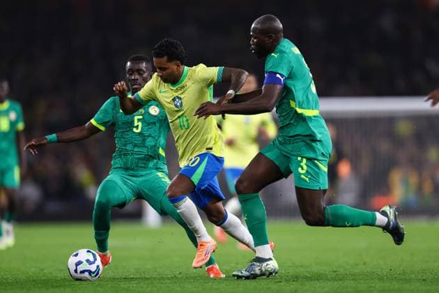 Brasilien gegen Senegal 15. November 2025, London Internationales Freundschaftsspiel Brasilien gegen Senegal Idrissa Gana Gueye (Senegal), Rodrygo (Brasilien) und Kalidou Koulibaly (Senegal) Foto Jacques Feeney Abseits London UK  Copyright: xJacquesxFeeneyx xOffsidexOffside
