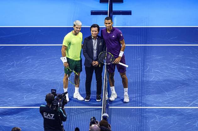 Nitto ATP, Tennis Herren Finals 2025 - Day 7 Carlos Alcaraz of Spain poses for a photo with his opponent in the Men s Singles Round match against Felix Auger-Aliassime of Canada during day seven of the Nitto ATP Finals 2025 at Inalpi Arena in Turin, Italy, on November 15, 2025. Turin Turin Italy  Copyright: xMiguelxReisx originalFilename:reis-notitle251115_npWoL.jpg