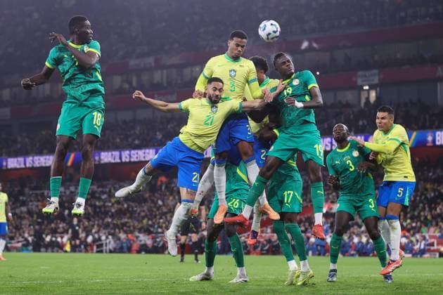 Brasilien gegen Senegal 15. November 2025, London Internationales Freundschaftsspiel Brasilien gegen Senegal Gabriel Magalhaes von Brasilien köpft den Ball Foto Jacques Feeney Abseits London UK  Copyright: xJacquesxFeeneyx xOffsidexOffside