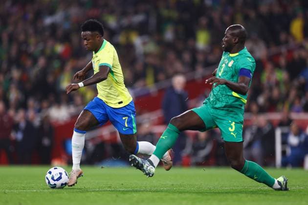 Brasilien gegen Senegal 15. November 2025, London Internationales Freundschaftsspiel Brasilien gegen Senegal Vinicius Junior (Brasilien) und Kalidou Koulibaly (Senegal) Foto Jacques Feeney Abseits London UK  Copyright: xJacquesxFeeneyx xOffsidexOffside
