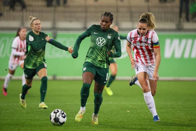 Wolfsburg, Germany 15 November 2025 DFB Pokal Women 1 8 Final 2025 2026 VfL Wolfsburg vs SC Freiburg Pictured from left Lineth Beerensteyn VfL and Lisa Karl SCF DFB regulations prohibit any use of photographs as image sequences and or quasi video AOK Stadion Niedersachsen Copyright: xFotostandx xFantinix