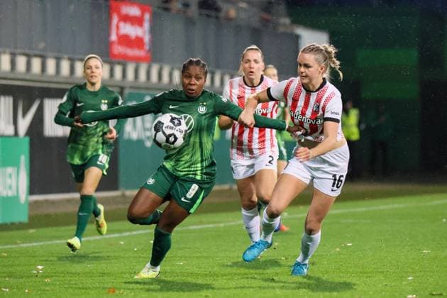 Wolfsburg, Germany 15 November 2025 DFB Pokal Women 1 8 Final 2025 2026 VfL Wolfsburg vs SC Freiburg In picture from left in duel Lineth Beerensteyn VfL and Greta Stegemann SCF DFB regulations prohibit any use of photographs as image sequences and or quasi video AOK Stadion Niedersachsen Copyright: xFotostandx xFantinix