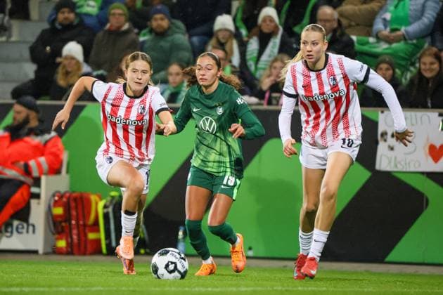Wolfsburg, Germany 15 November 2025 DFB Pokal Women 1 8 Final 2025 2026 VfL Wolfsburg vs SC Freiburg Pictured from left Nia Szenk SCF , Kessya Bussy VfL and Mia Lena Maas SCF DFB regulations prohibit any use of photographs as image sequences and or quasi video AOK Stadion Niedersachsen Copyright: xFotostandx xFantinix