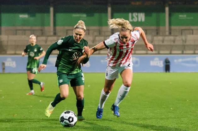 Wolfsburg, Germany 15 November 2025 DFB Pokal Women 1 8 Final 2025 2026 VfL Wolfsburg vs SC Freiburg In the picture from left in a duel Svenja Huth VfL and Lisa Karl SCF DFB regulations prohibit any use of photographs as image sequences and or quasi video AOK Stadion Niedersachsen Copyright: xFotostandx xFantinix