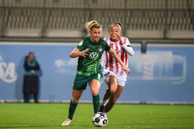 Wolfsburg, Germany 15 November 2025 DFB Pokal Women 1 8 Final 2025 2026 VfL Wolfsburg vs SC Freiburg Pictured from left Lena Lattwein VfL and Nicole Ojukwu SCF in a running duel DFB regulations prohibit any use of photographs as image sequences and or quasi video AOK Stadion Niedersachsen Copyright: xFotostandx xFantinix