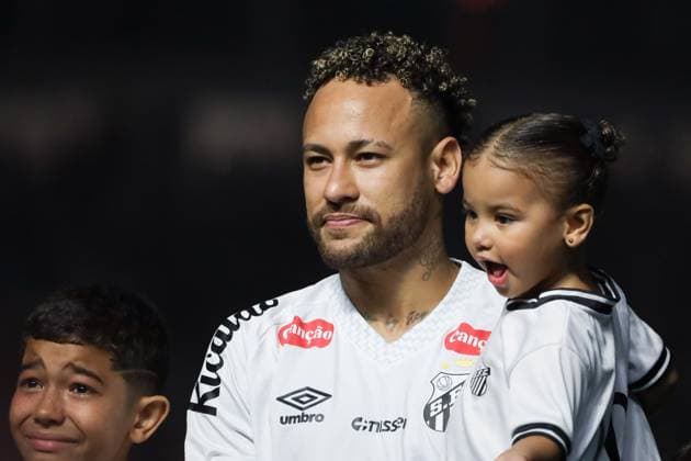 Santos and Palmeiras in the Brazilian Championship Neymar of Santos with his daughter Mavie before the match against Palmeiras in a rescheduled game from the 13th round of the Brazilian Championship, at Vila Belmiro, on the coast of Sao Paulo, this Saturday, the 15th. SANTOS SAO PAULO BRAZIL Copyright: xMarinaxUezimax