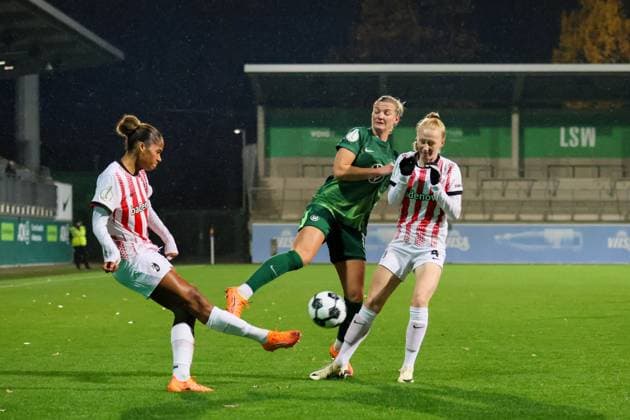 Wolfsburg, Germany 15 November 2025 DFB Pokal Women 1 8 Final 2025 2026 VfL Wolfsburg vs SC Freiburg Pictured from left in duel Aurelie Csillag SCF , Alexandra Popp VfL and Meret Felde SCF DFB regulations prohibit any use of photographs as image sequences and or quasi video AOK Stadion Niedersachsen Copyright: xFotostandx xFantinix