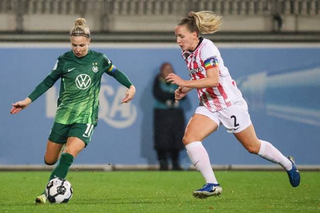 Wolfsburg, Germany 15 November 2025 DFB Pokal Women 1 8 Final 2025 2026 VfL Wolfsburg vs SC Freiburg Pictured from left Svenja Huth VfL and Lisa Karl SCF DFB regulations prohibit any use of photographs as image sequences and or quasi video AOK Stadion Niedersachsen Copyright: xFotostandx xFantinix